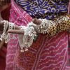 Eine indische Frau mit selbsgemachten Armbändern