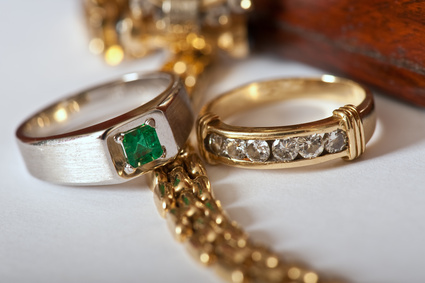 goldene Kette und Ringe mit Diamanten