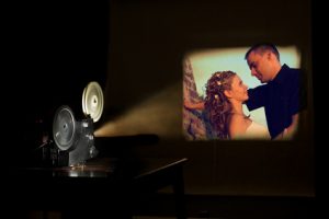 Filmprojektor zeigt eine romantische Szene