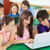 Schulkinder lernen mit einem Computer
