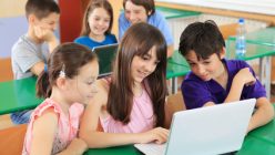 Schulkinder lernen mit einem Computer