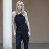 Model posiert in Jumpsuit