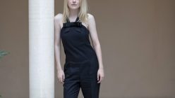 Model posiert in Jumpsuit