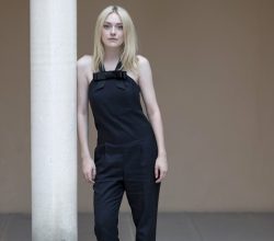 Model posiert in Jumpsuit