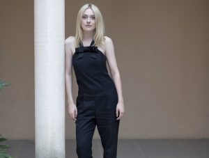 Model posiert in Jumpsuit