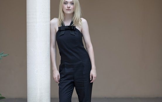 Model posiert in Jumpsuit