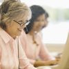 Frauen mit Headset bei der Arbeit am Computer