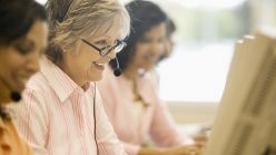 Frauen mit Headset bei der Arbeit am Computer