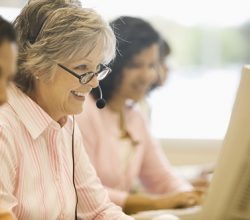 Frauen mit Headset bei der Arbeit am Computer