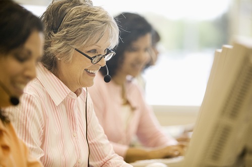 Frauen mit Headset bei der Arbeit am Computer