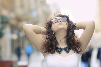 Junge Frau mit Sonnenbrille