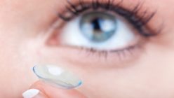 Gerade im Herbst ist der richtige Umgang bei Kontaktlinsen wichtig. Sonst kann das Auge Schaden nehmen.