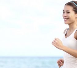 Frau joggt am Meer