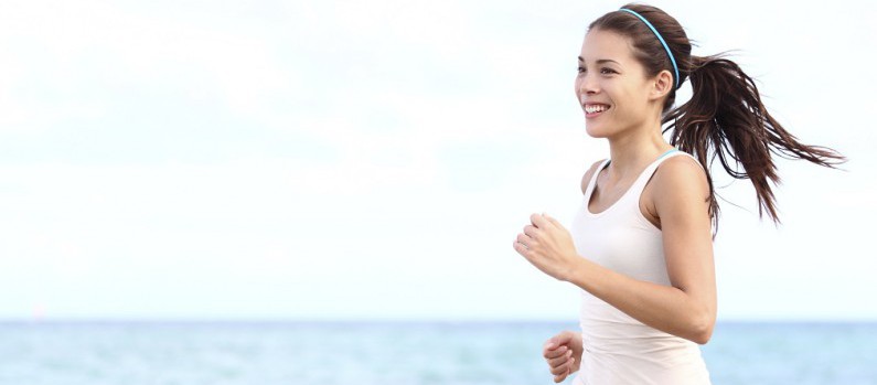 Frau joggt am Meer