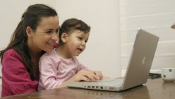 Mutter und Kind im Internet
