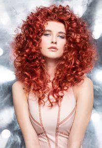 Verlockende Lockenpracht in verschiedenen Rot- und Kupfertönen. Foto: Copyright: Zentralverband des Deutschen Friseurhandwerks