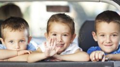 So meistert man eine lange Autofahrt mit Kindern