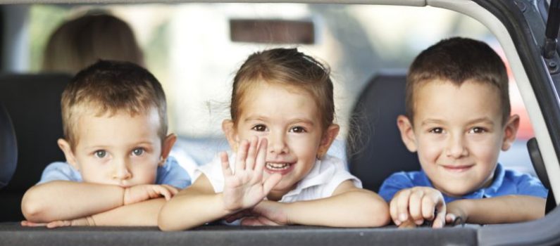 So meistert man eine lange Autofahrt mit Kindern