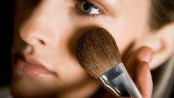 Das richtige Make-up, um jünger auszusehen